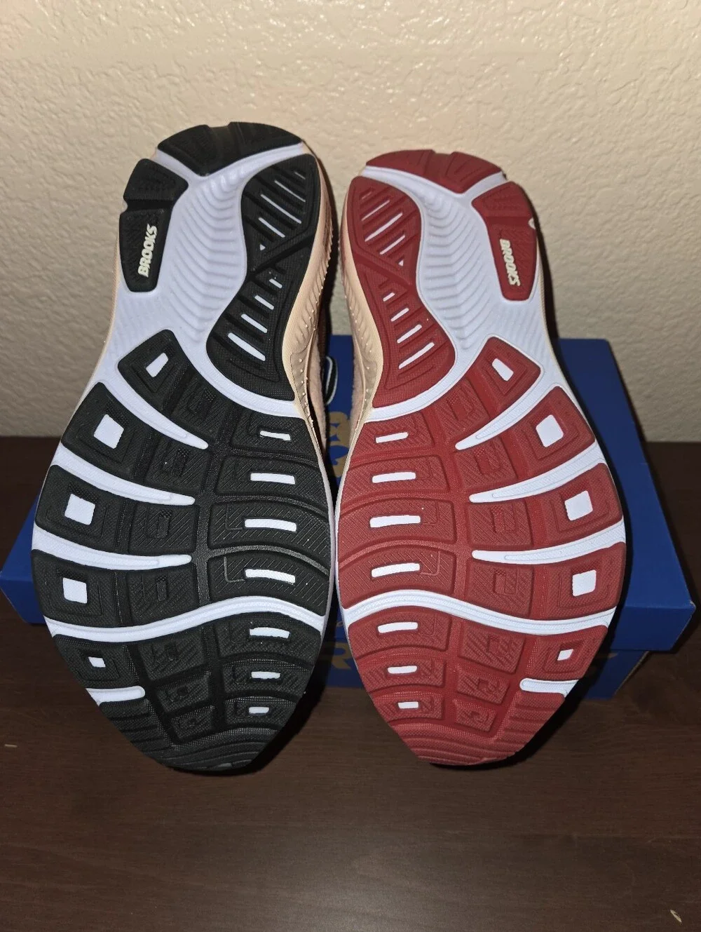 Brooks RUN DISNEY Ghost 17 Chip 'n' Dale Running Shoes. Mens 9, Wide - Picture 2 of 8